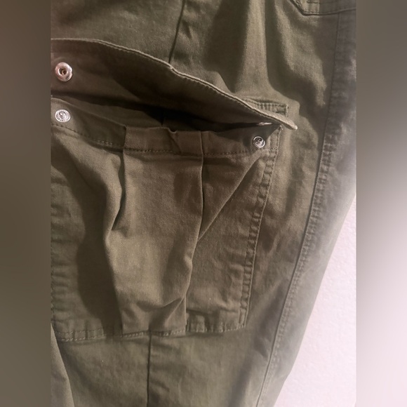 Jessica Simpson Olive Women's Cropped Cargo Low Rise Pants - Picture 6 of 8